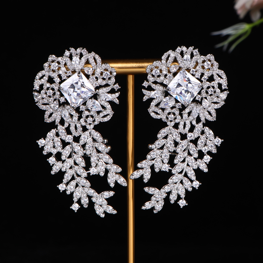 Women Accessories Dubai - HIBRIDE Nazik Zarafet Işıltılı Beyaz Küpeler