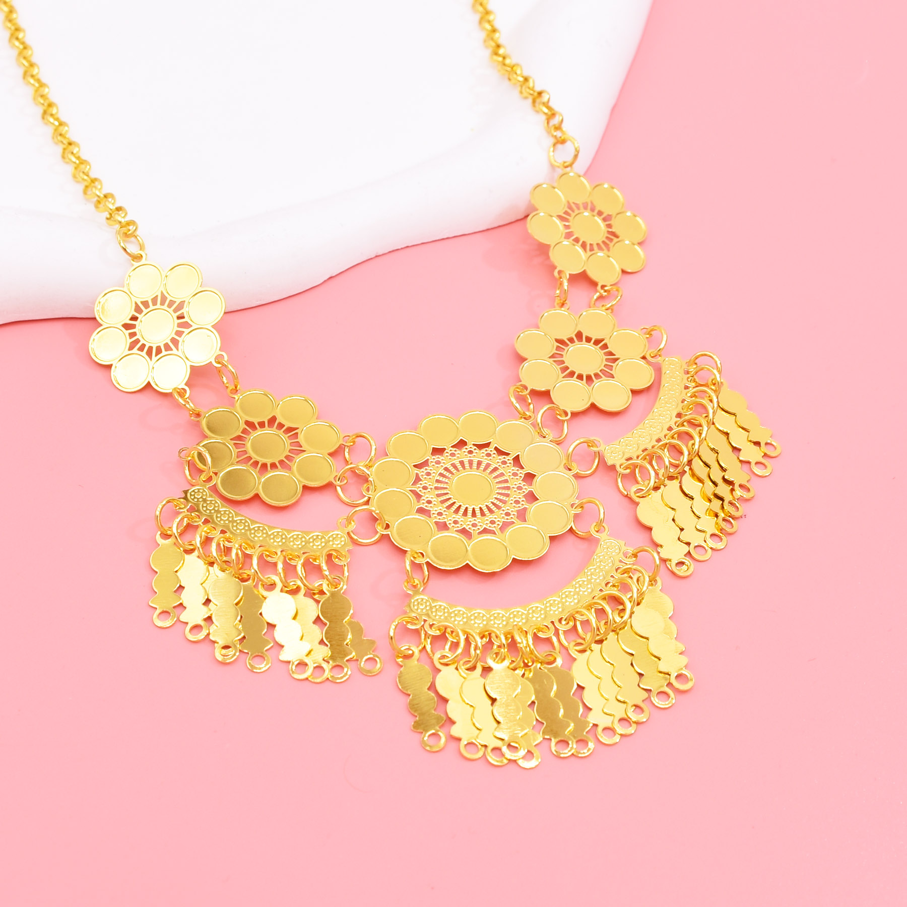 Içi boş oyma çiçek kolye kolye - Women Accessories Dubai incelemesi ve fiyatı